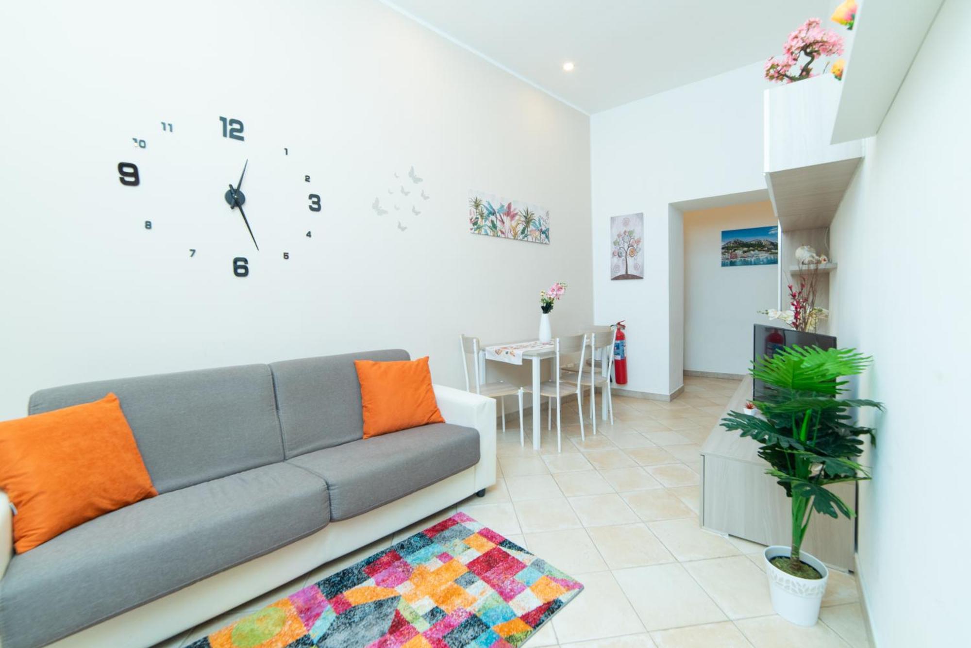 In Center - Vacation Near The Train Station & Attractions *