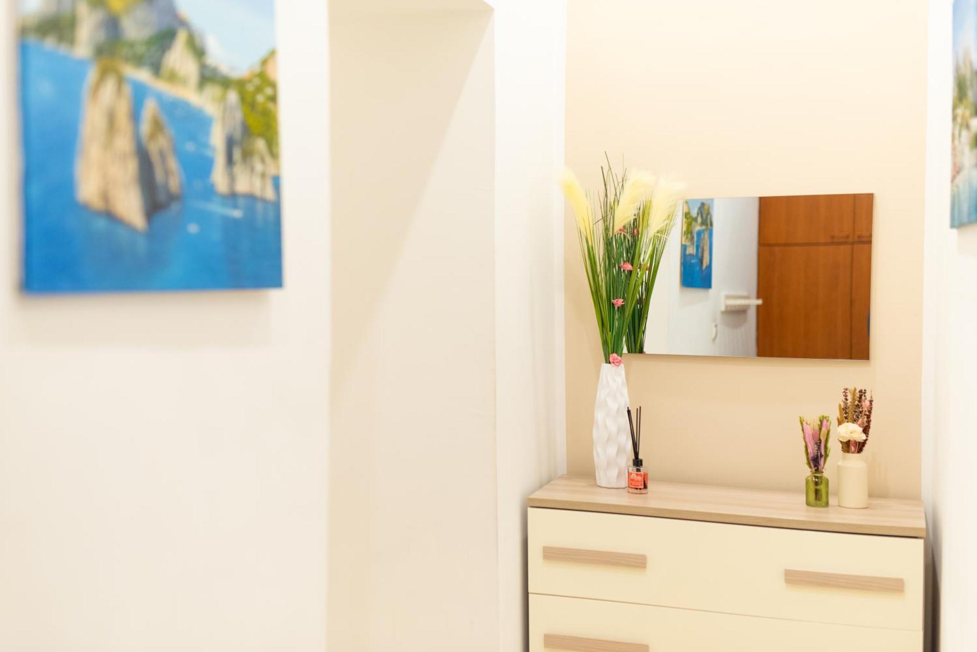 In Center - Vacation Near The Train Station & Attractions Apartment